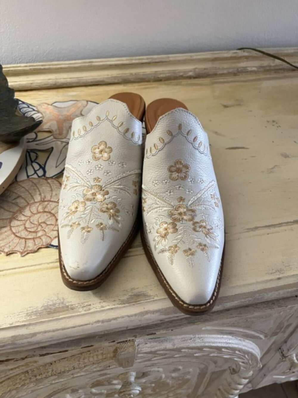 DINGO OFF WHITE WESTERN MULES NWOT